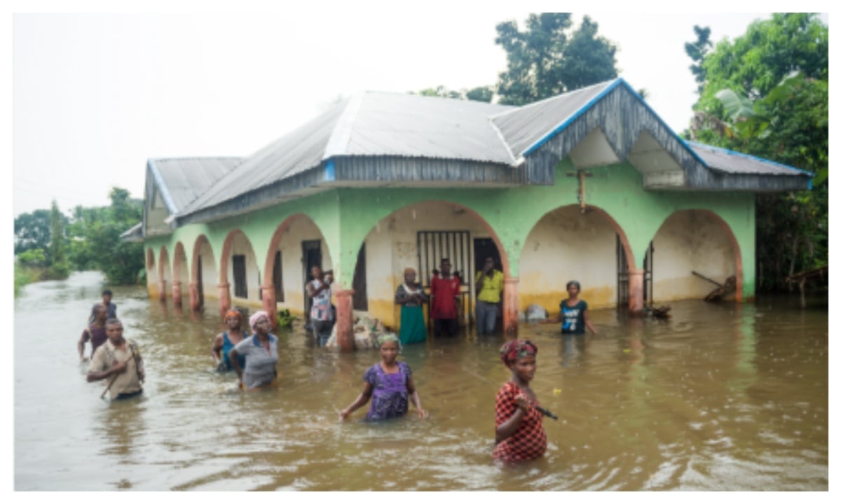 Makurdi river flood with emergency teams preparing evacuation shelters