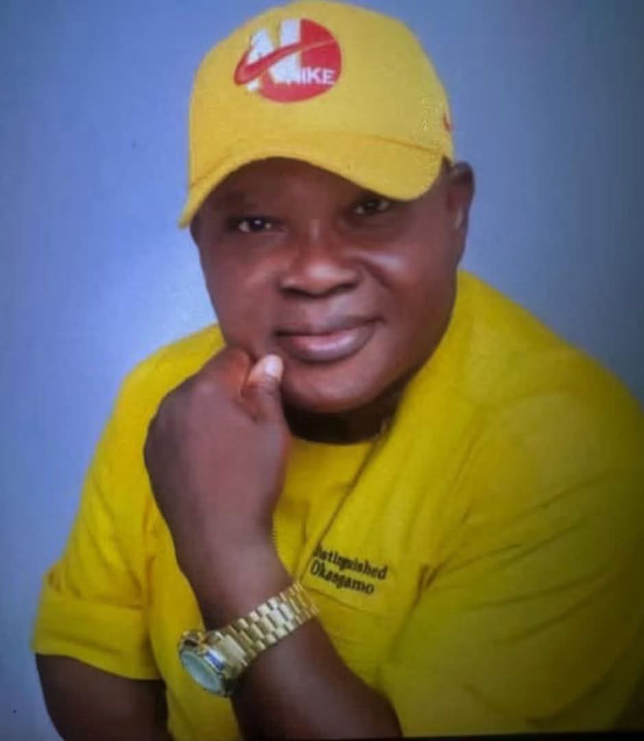 Police presence and crowd in Enugu after the killing of a prominent APC chieftain
