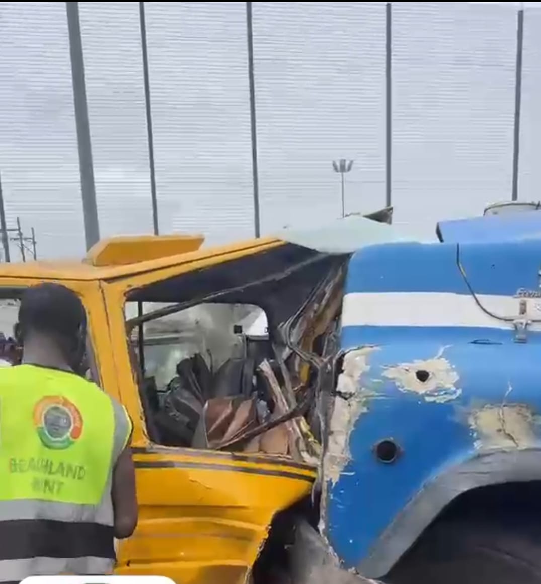 Lagos expressway scene showing vehicles involved in a road crash
